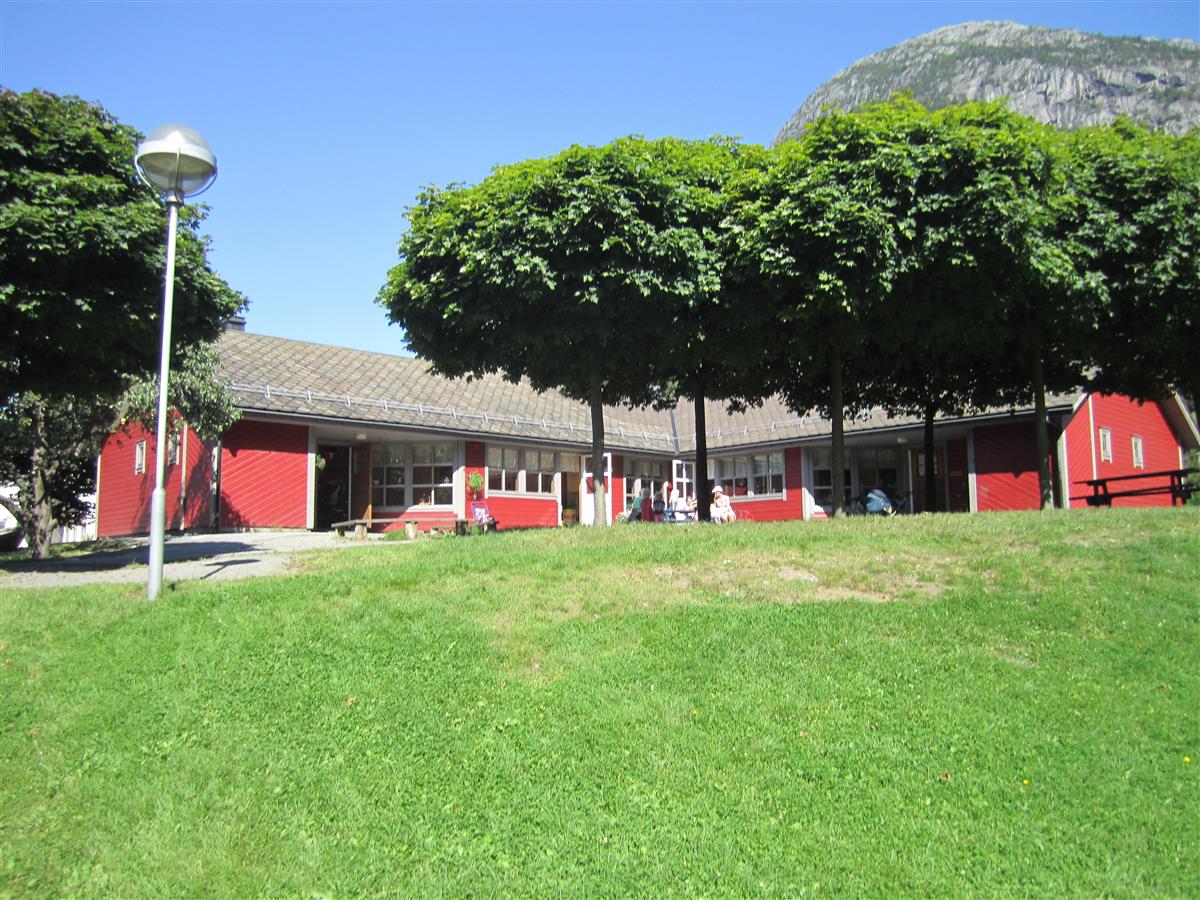 Inngangspartiet til Tyssedal barnehage med grønn bakke i framgrunnen. Foto. - Klikk for stort bilete