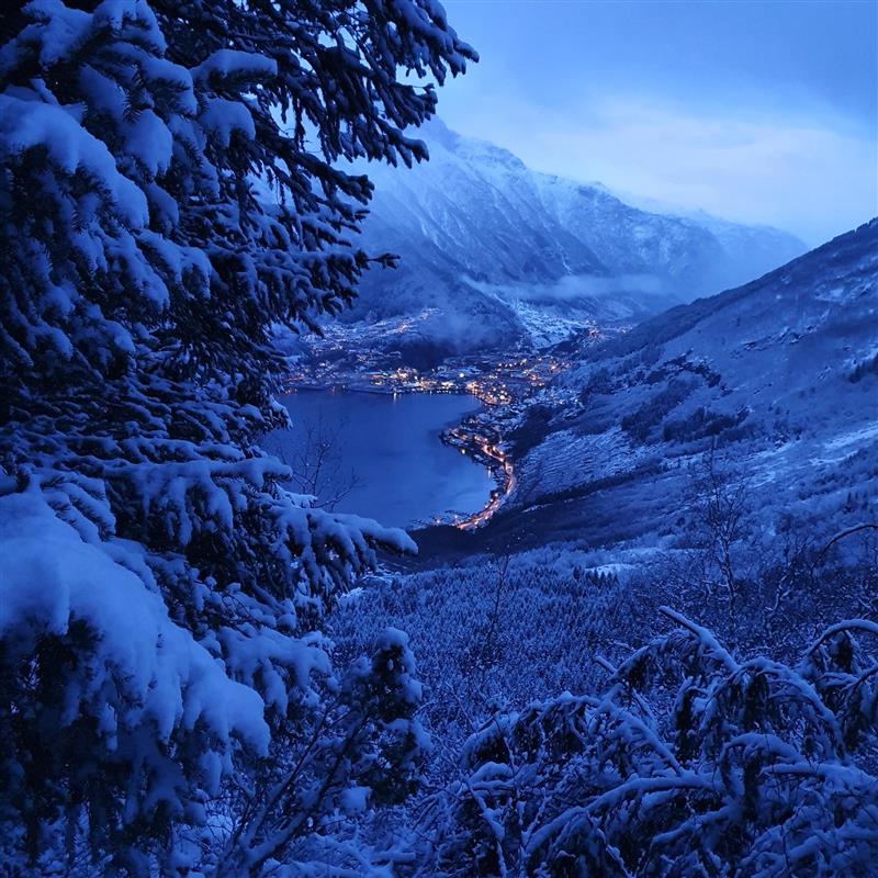 Oversynsbilete frå Odda vinterstid. Odda bada i blåfargar. Foto
