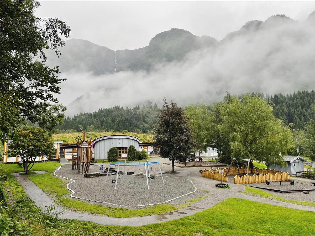 Bilete av Veisane barnehage ein dag med lågt skydekke. Bilete. - Klikk for stort bilete