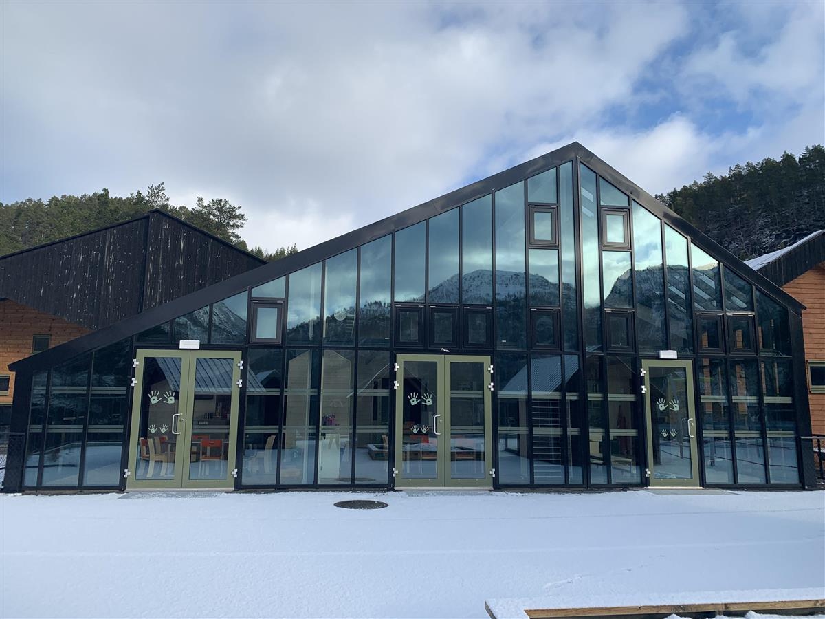 Skare barnehage. Glassvegg mot himmel. Foto. - Klikk for stort bilete