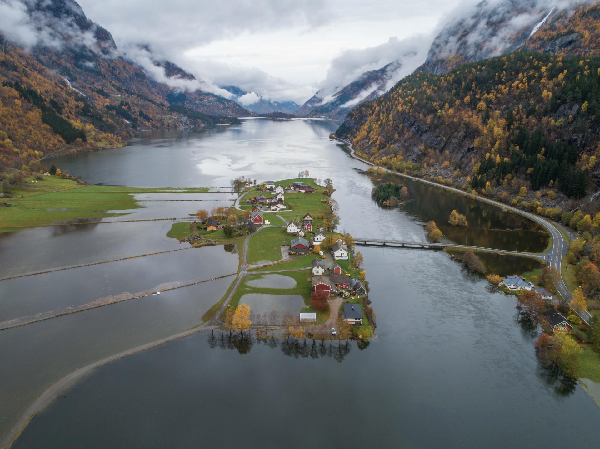 Hildal sett frå droneperspektiv ein dag det er mykje vatn og Hildal ligg delvis under vatn. Bilete.