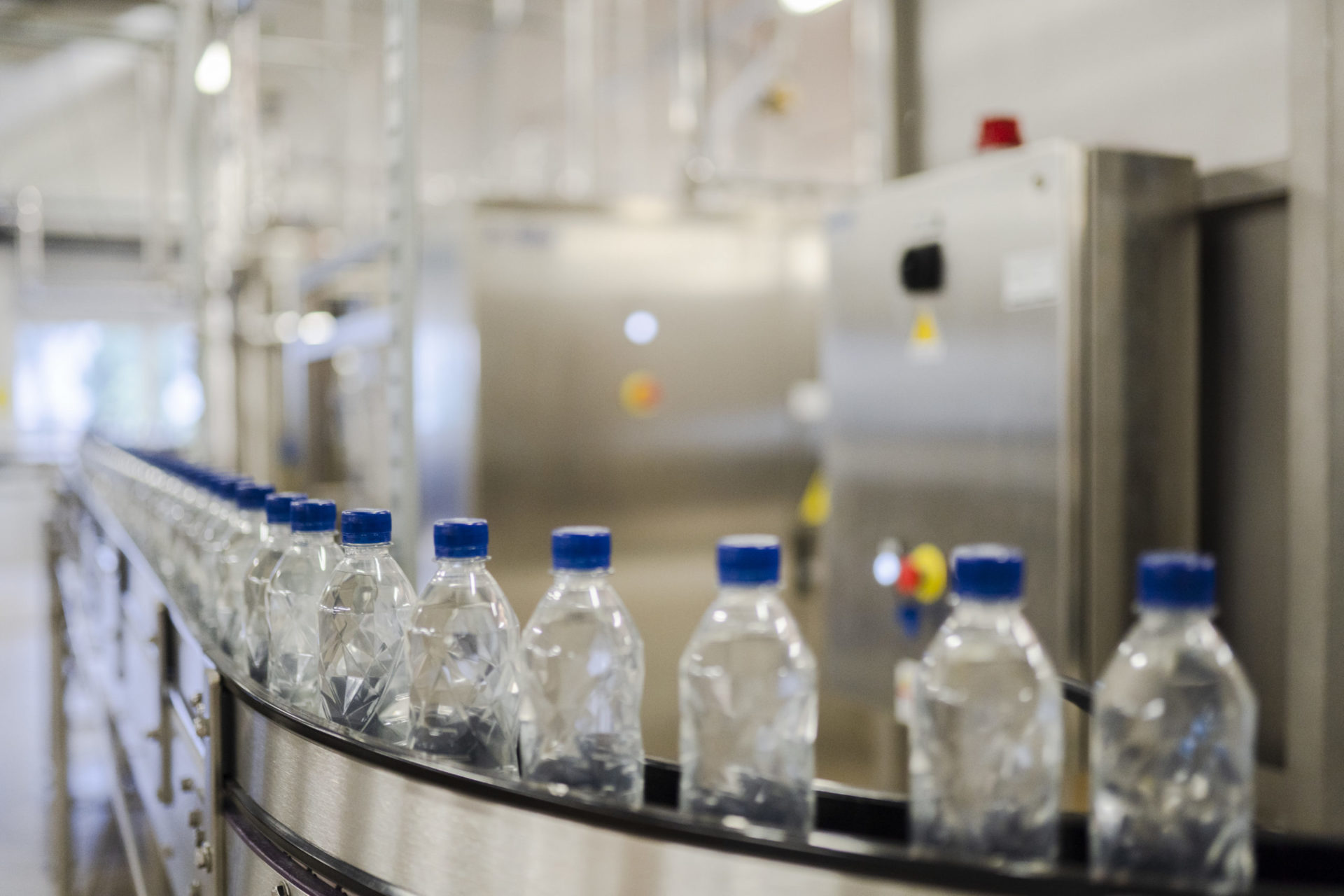 Vannflasker i produksjonslokale til Isklar. Foto: Skarv Studio