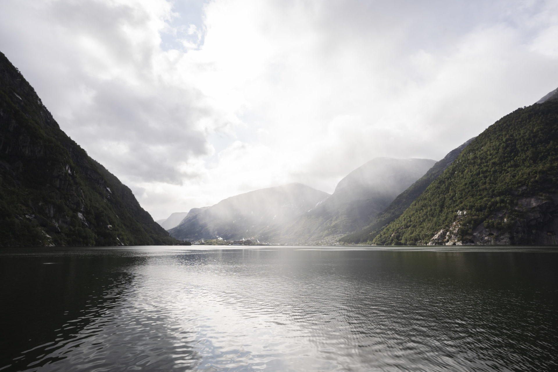 Landskapsbilete innover mot Odda sentrum. Foto: Skarv Studio