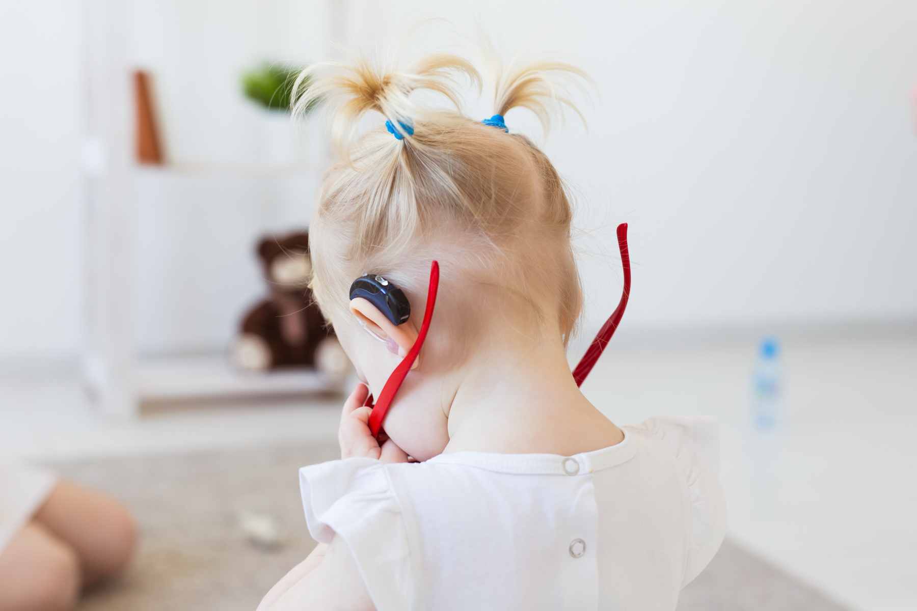 Barn med høreapparat
