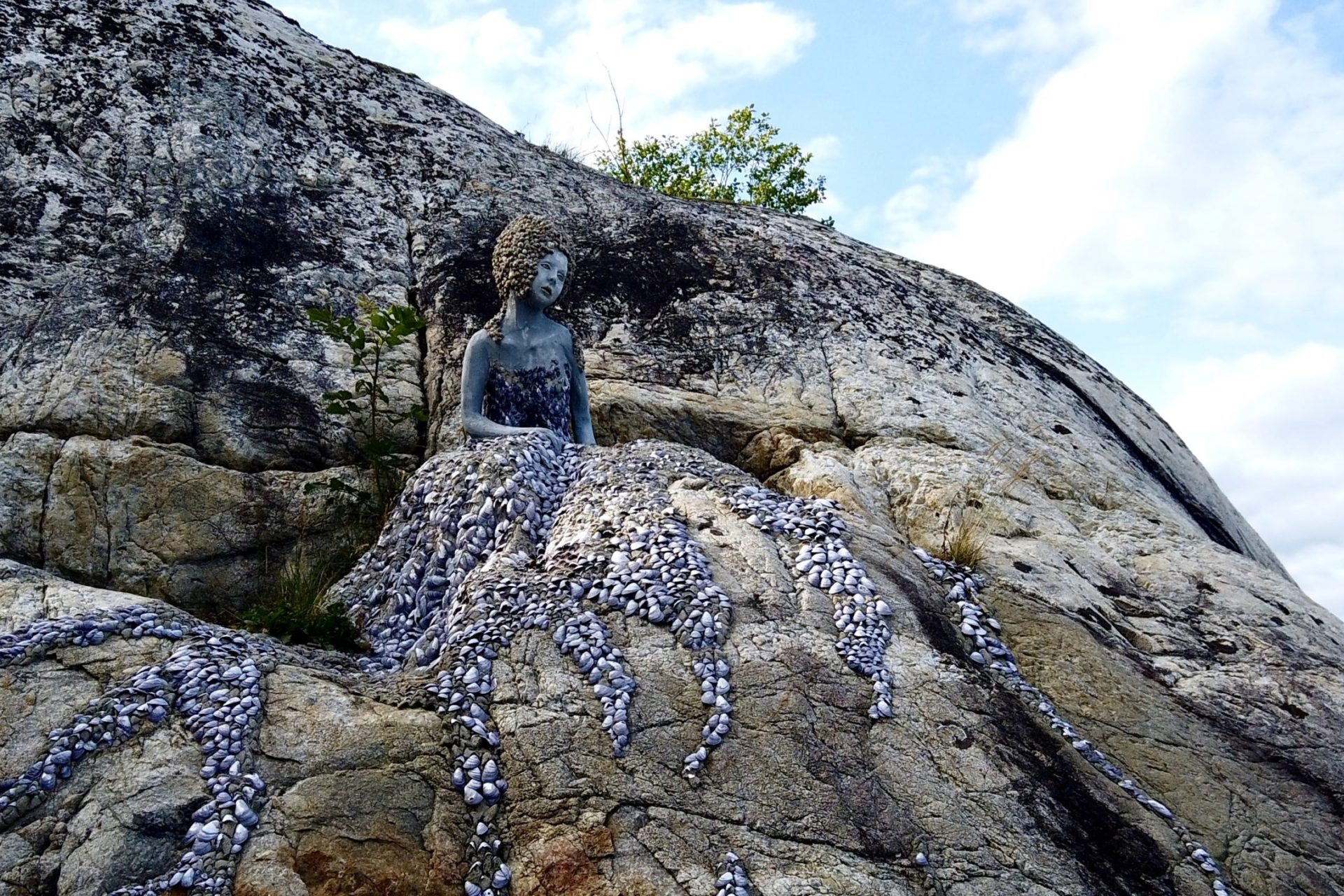 Kunst figur av havfrue på berg på Utne