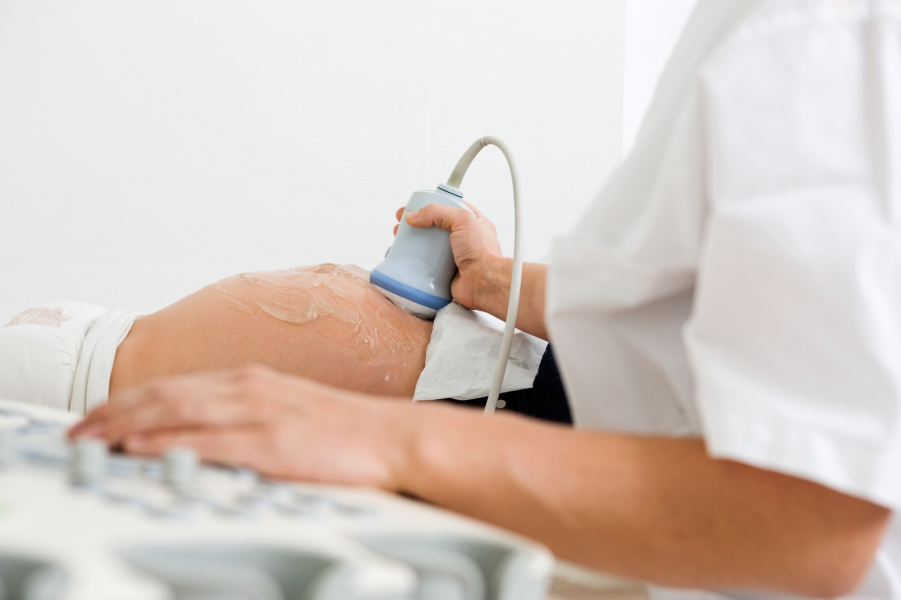 Jordmor som ultralydundersøker gravid mage