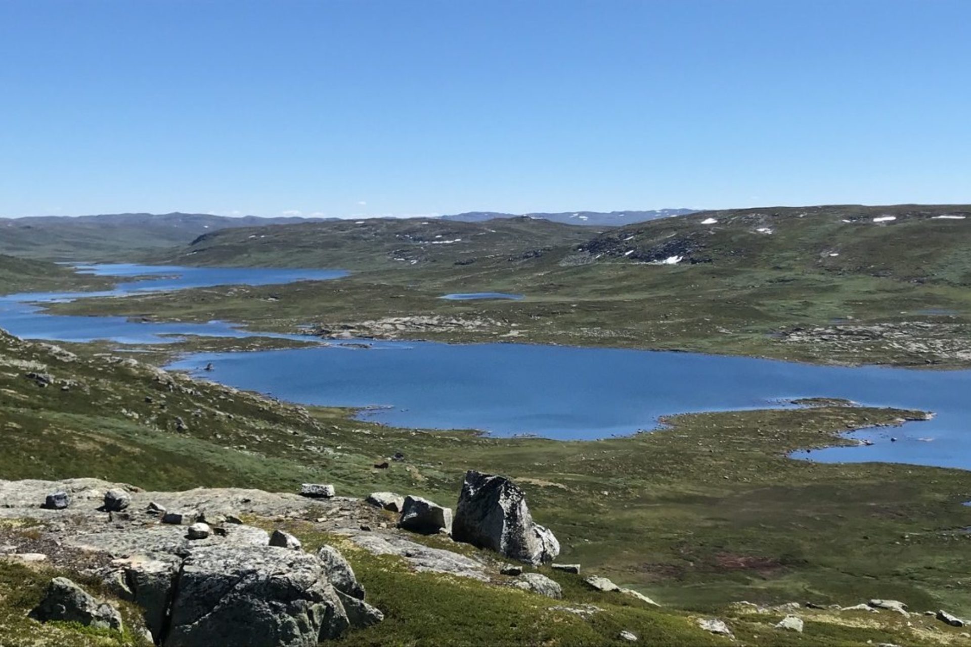 Utsyn over Hardangervidda nasjonalpark med vatn og fjell.