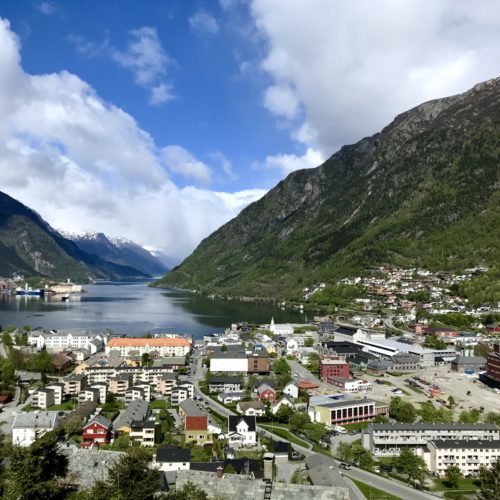 Utsyn over Odda by i fint vær med fjord og fjell. Foto.